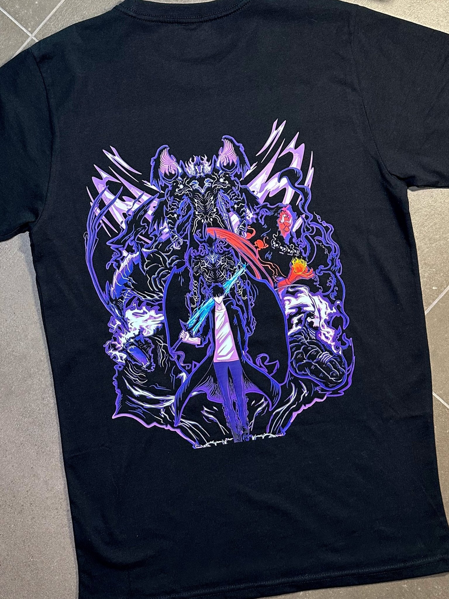 Maglietta Solo Leveling “Shadow Monarch” – Stampa HD su Cotone Premium - Otaku Craft