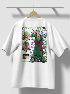 Maglietta bianca con stampa anime di Zoro samurai da One Piece, riprese e dettagli colorati.