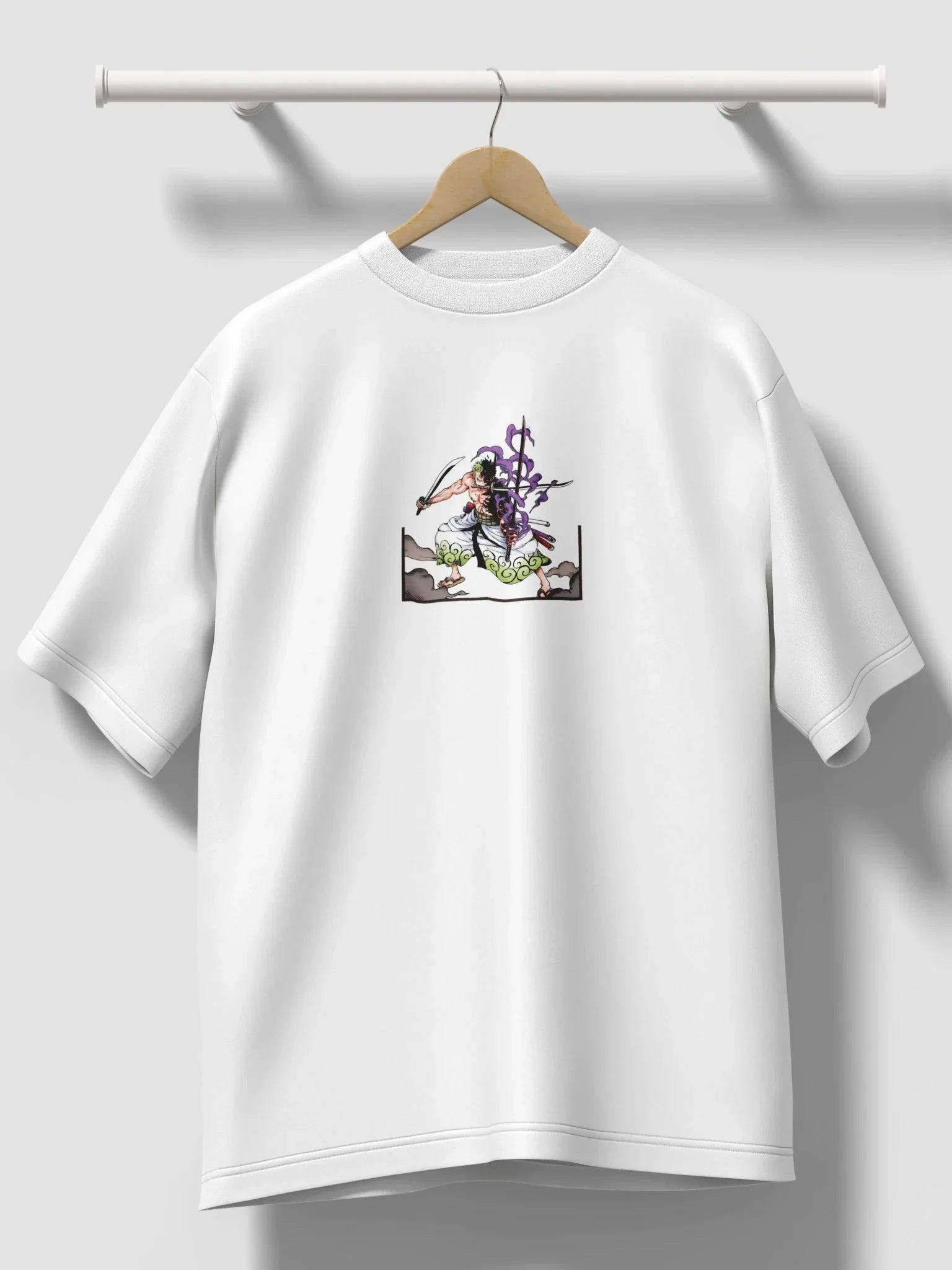 Maglietta bianca con stampa Zoro samurai in posa con spade, stile anime One Piece.