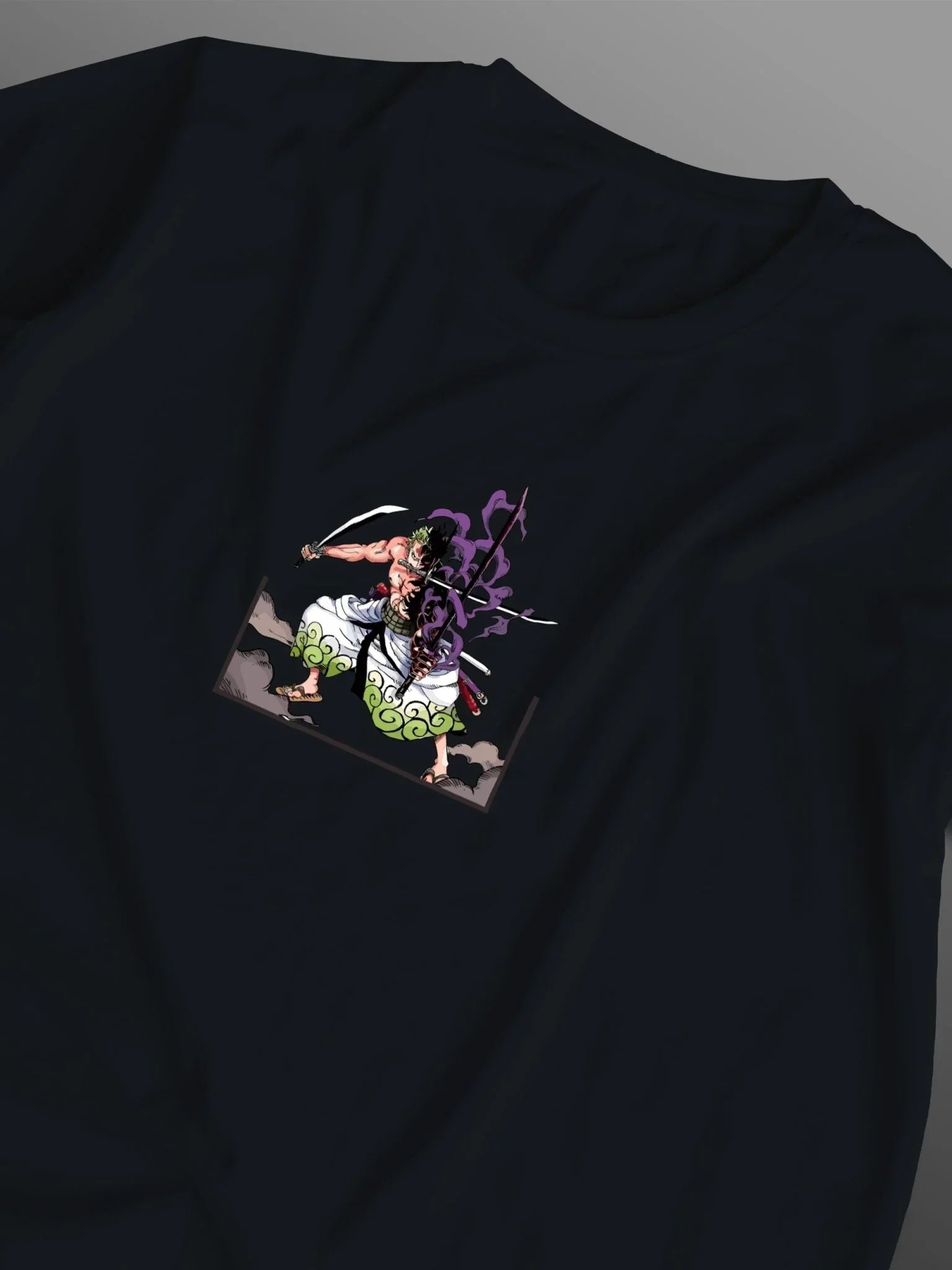 Maglietta nera con stampa anime samurai, ispirata a Zoro di One Piece, stile giapponese.
