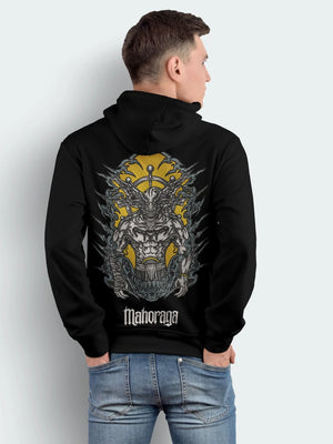 Felpa nera ricamo Mahoraga Jujutsu Kaisen, uomo di spalle, design anime dettagliato.