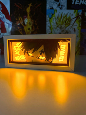 Lampada light box anime raffigurante Gaara di Naruto, illuminata con luce gialla su sfondo manga.