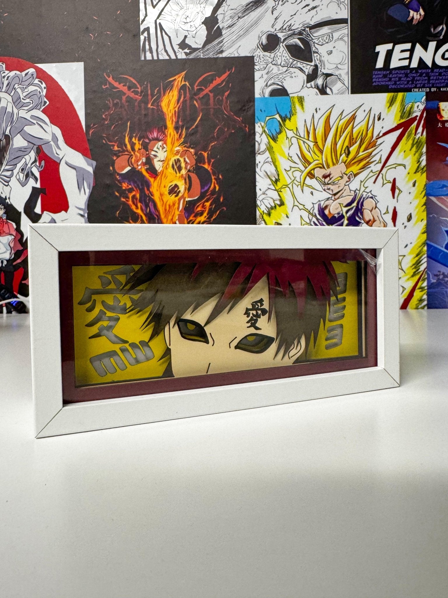 Light box Gaara di Naruto decorativo, con sfondo giallo e cornice bianca, su scrivania