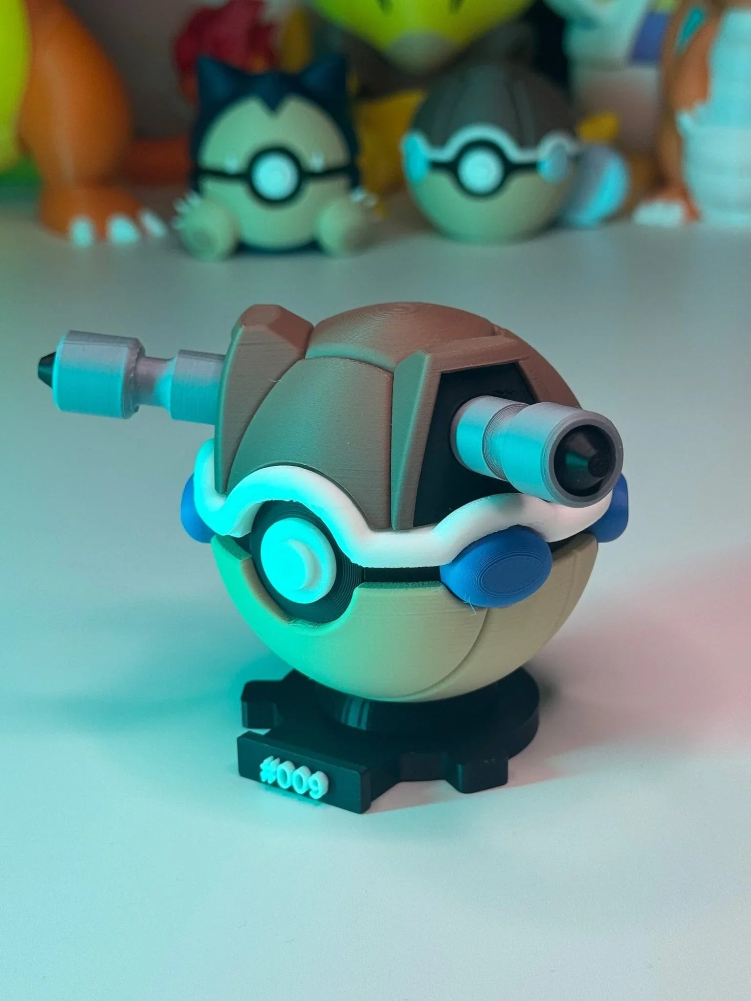 Pokeball ispirata a Blastoise con base magnetica numerata, statuetta da collezione anime.