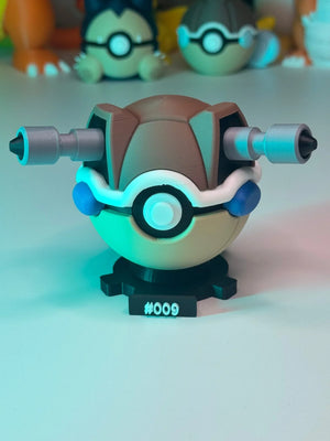 Pokeball ispirata a Blastoise con cannoni laterali, base magnetica numerata #009, stile anime.