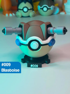 Pokeball ispirata a Blastoise con cannoni laterali, base numerata, figure da collezione Pokémon.