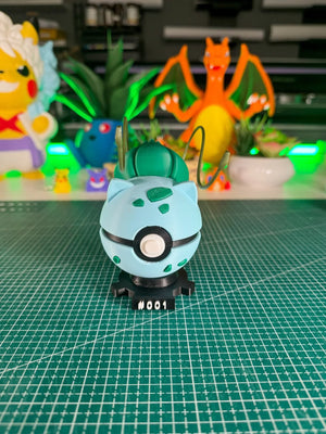 Figure Bulbasaur Pokéball 3D con base magnetica numerata, sfondo con altri personaggi anime.
