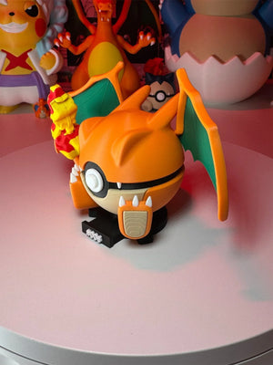 Statua Pokeball ispirata a Charizard su base magnetica, decorazione da collezione anime.