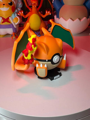 Pokeball ispirata a Charizard con ali arancioni, dettagli fiamma e base magnetica collezionabile.