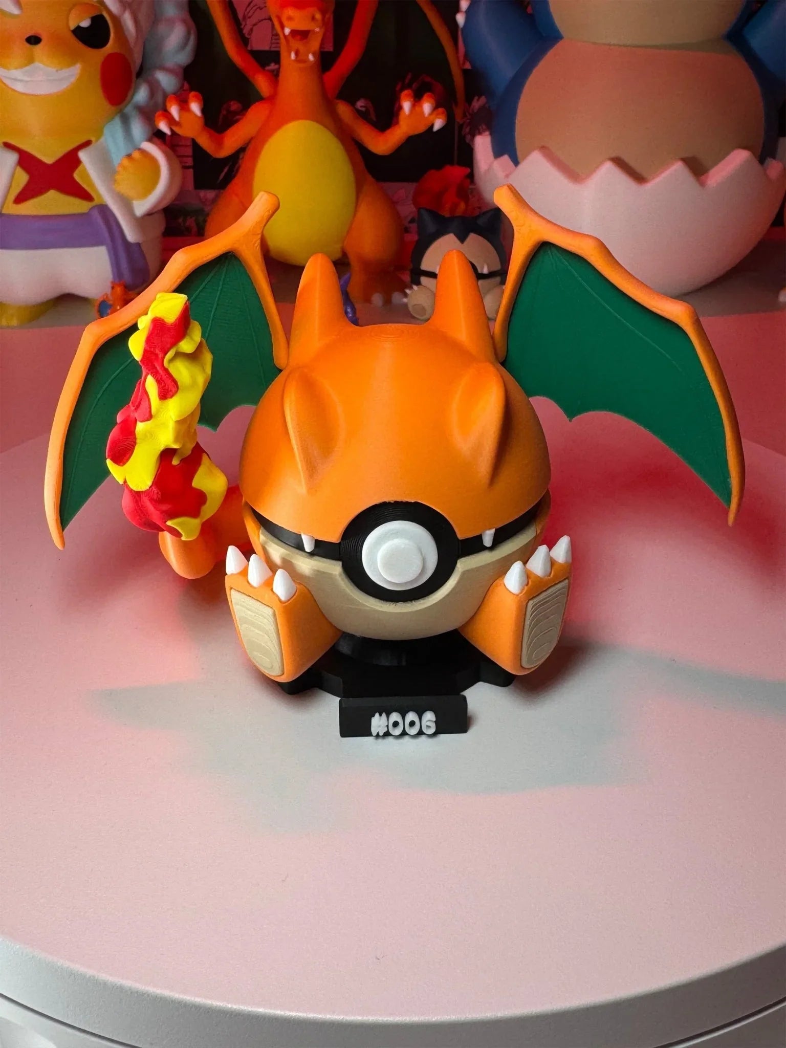 Statua pokeball a tema Charizard numero 006 con ali verdi e fiamma, su base magnetica