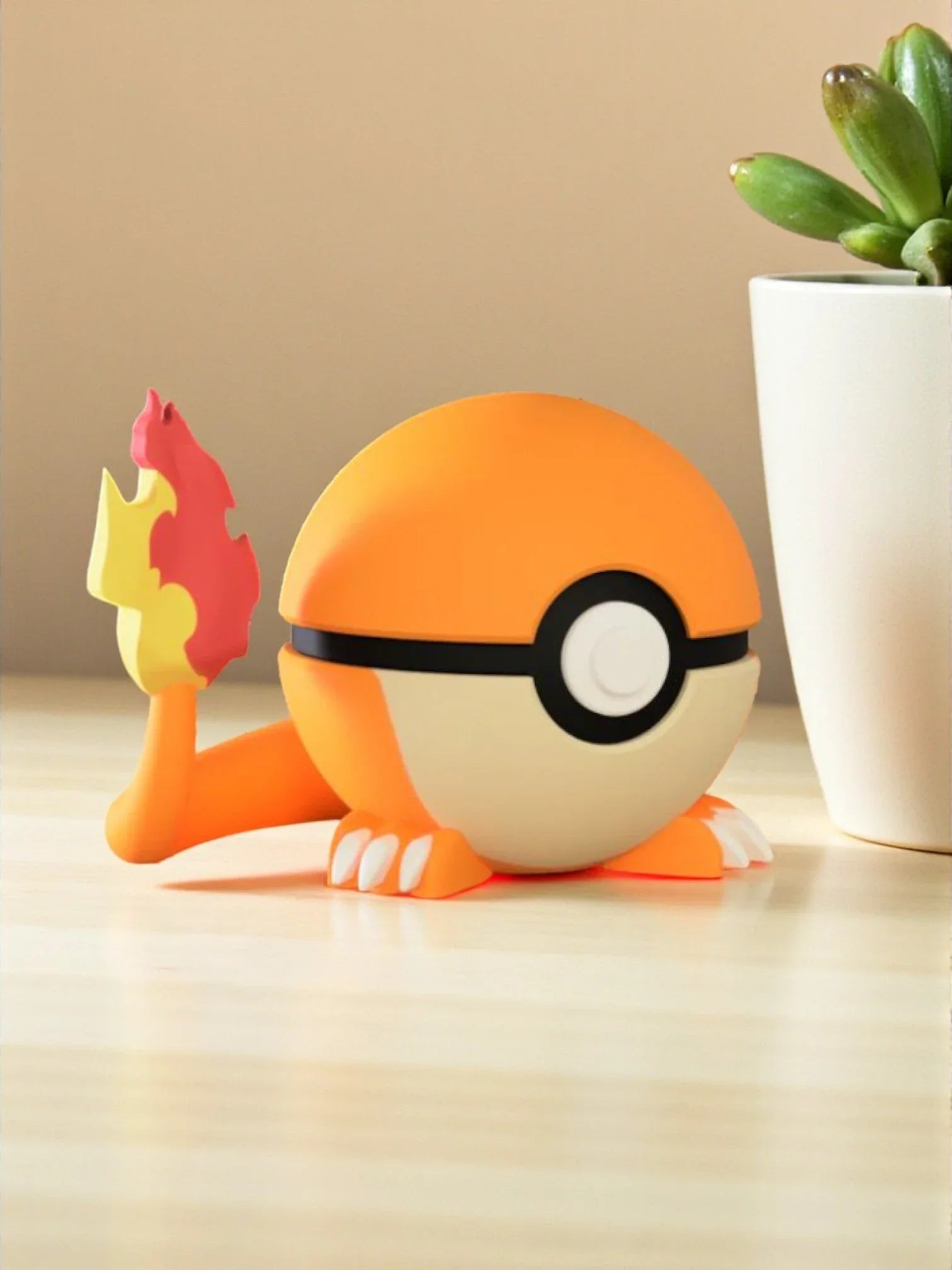 Charmander Pokéball decorativa con base magnetica su tavolo, vicino a piantina