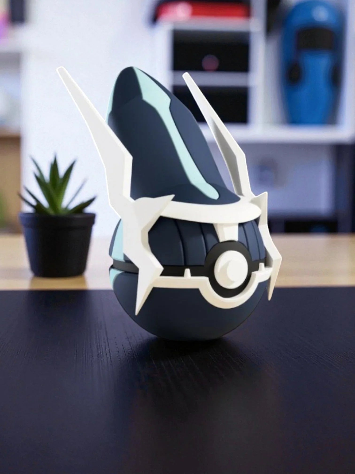 Pokeball ispirata a Dialga blu e bianca con dettagli magnetici, su tavolo moderno.