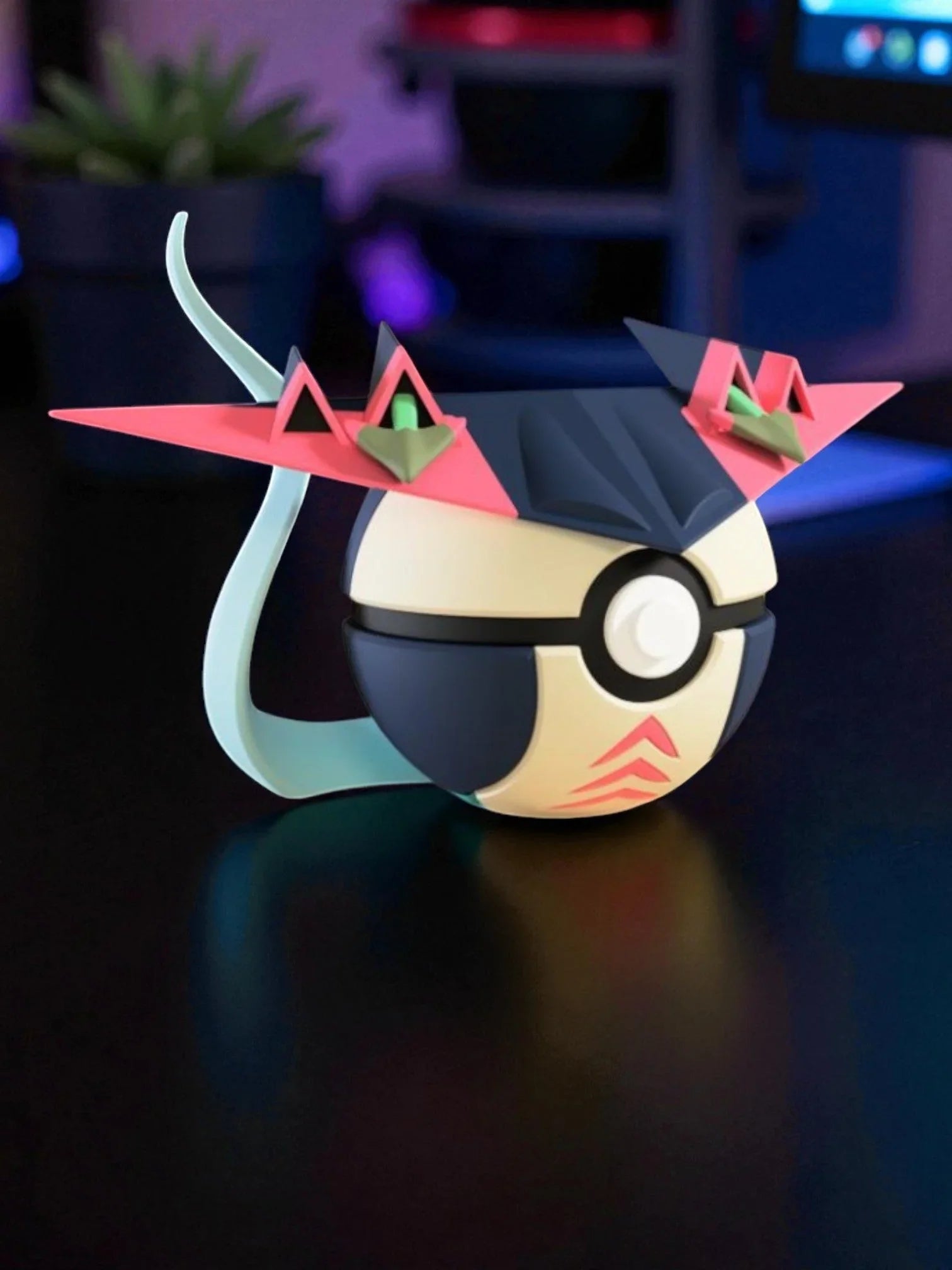 Pokeball Dragapult decorativa con dettagli colorati su tavolo nero, stile anime
