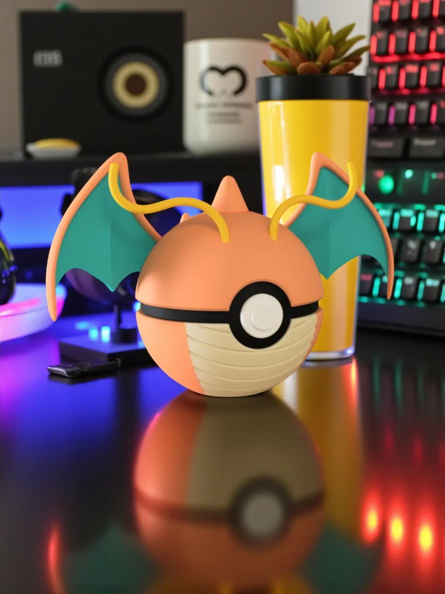 Pokeball ispirata a Dragonite con ali e antenne, decorazione da scrivania geek