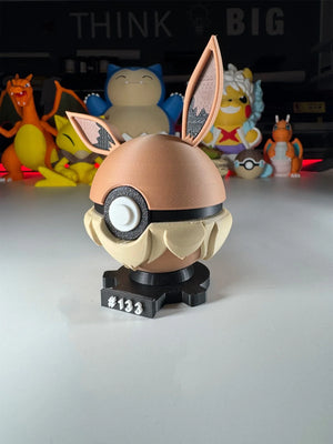 Pokeball ispirata a Eevee con base magnetica numerata, con altri personaggi Pokémon sullo sfondo.