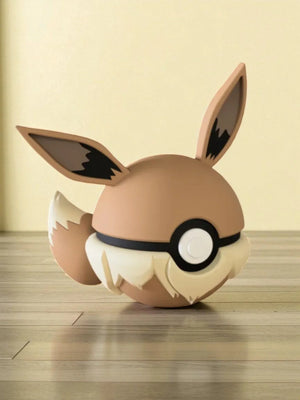 Pokeball ispirata a Eevee con orecchie e coda, su pavimento in legno, stile anime.
