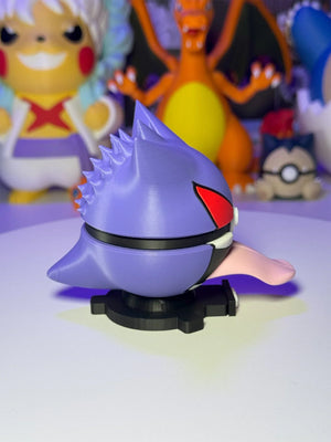 Pokéball personalizzata a tema Gengar con base magnetica, in esposizione su tavolo.