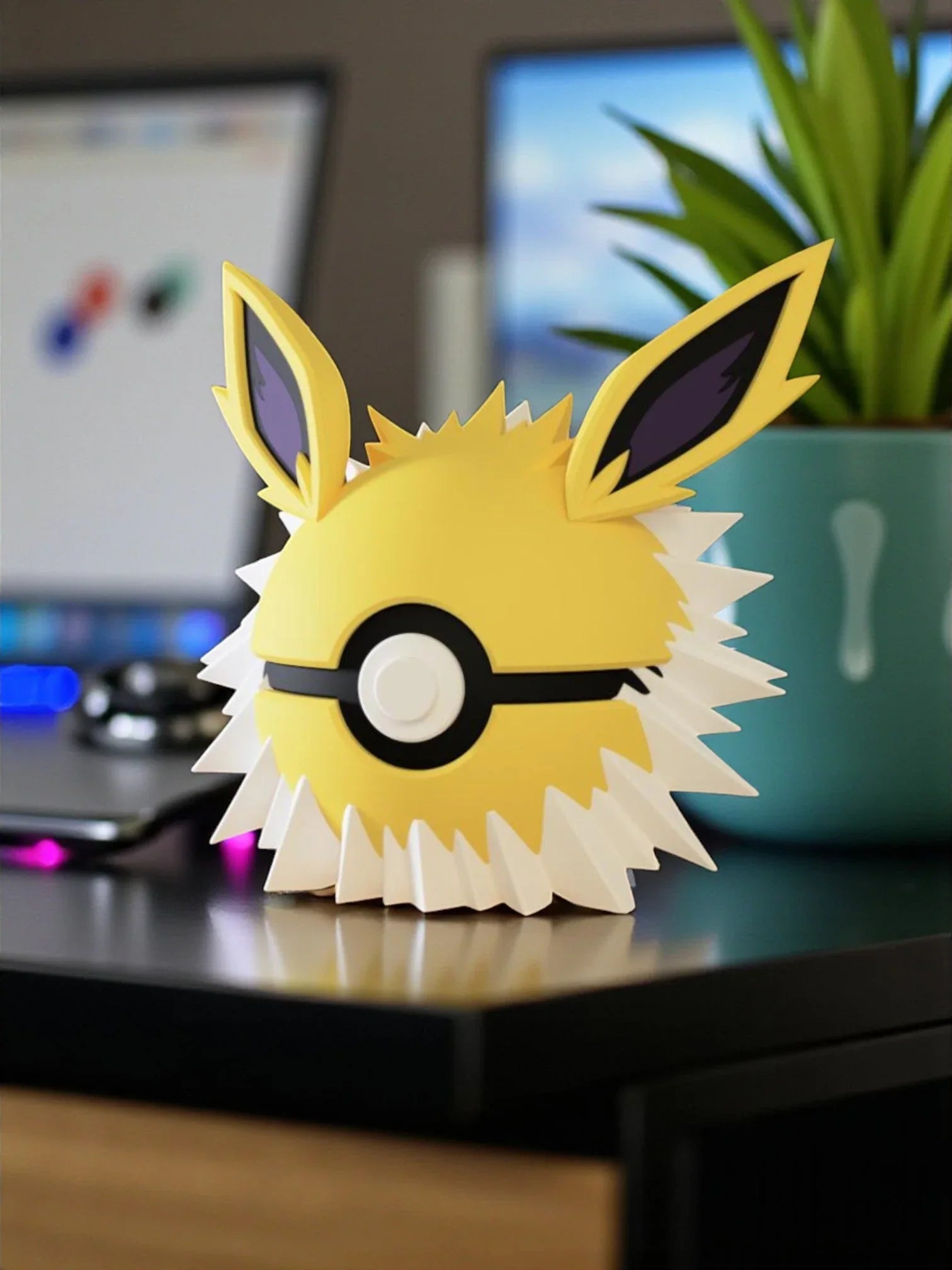 Pokeball Jolteon decorativa gialla con orecchie e base magnetica su scrivania