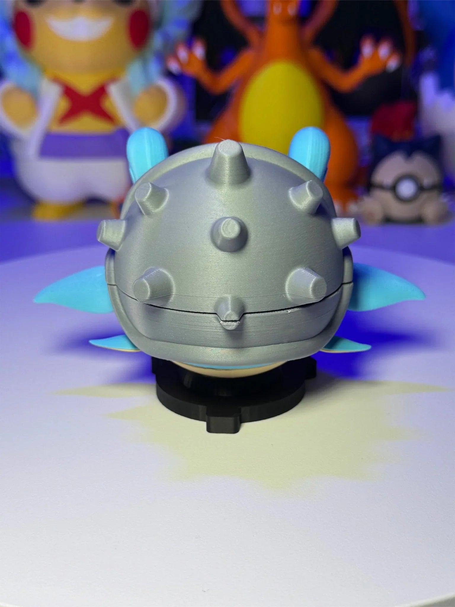 Pokeball Lapras personalizzata con base magnetica, statuetta collezionabile su sfondo anime.