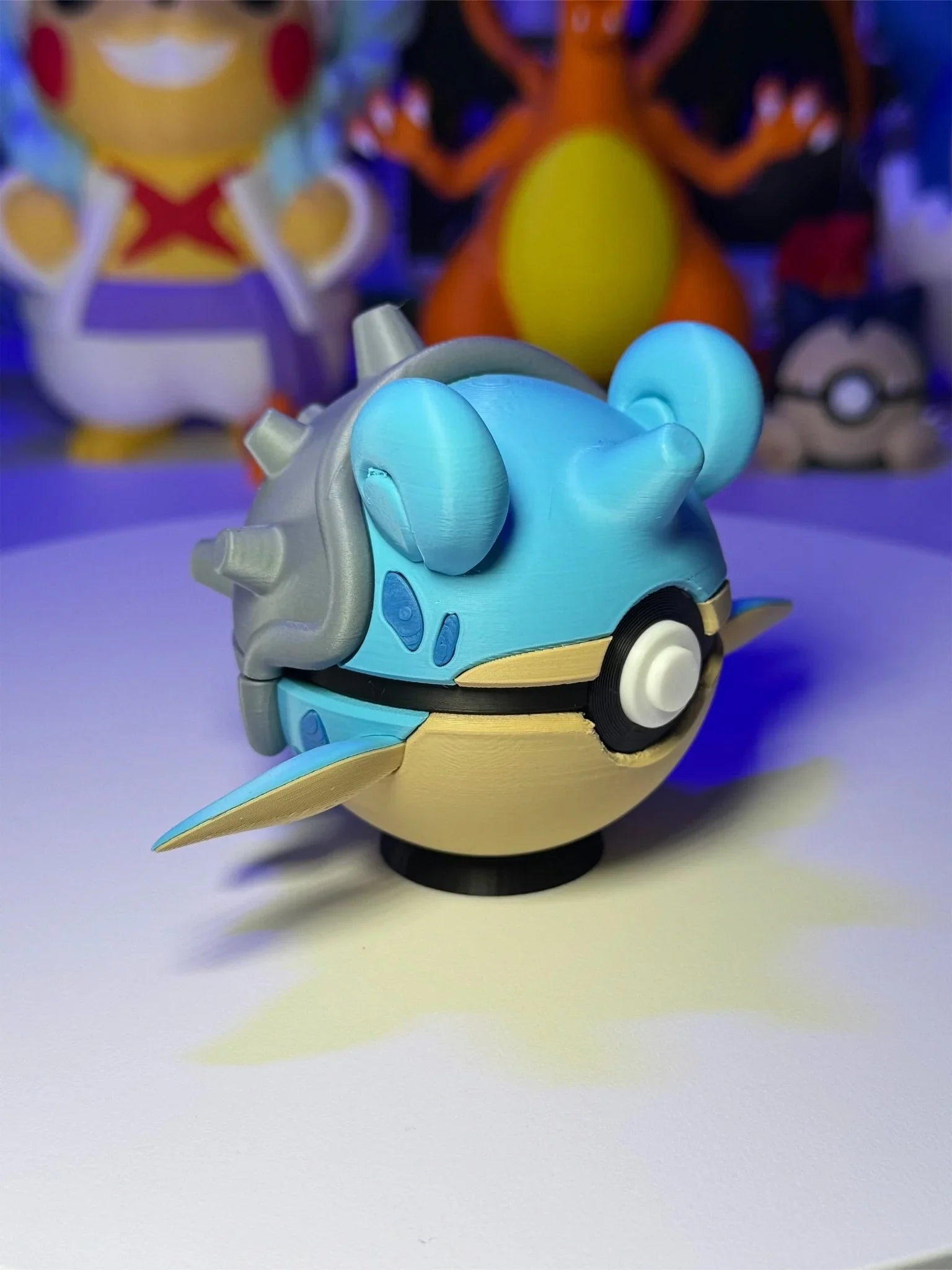 Pokeball Lapras 3D stampata, figura collezionabile con base magnetica, sfondo Pokemon.