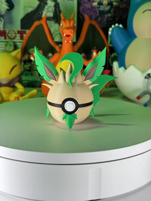 Pokeball versione Leafeon decorativa con base magnetica, statuette Pokémon sullo sfondo