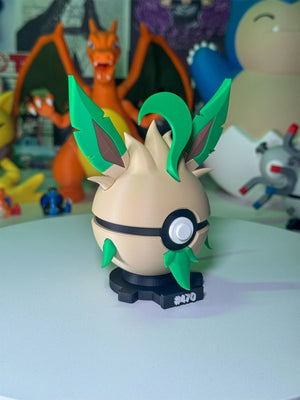 Pokeball ispirata a Leafeon con opzioni magnetica e base numerata, sfondo personaggi anime.