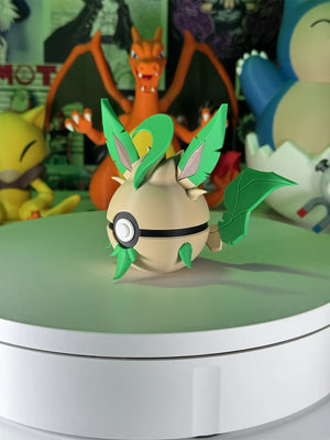 Pokeball personalizzata ispirata a Leafeon con elementi verdi su base magnetica, figure anime sullo sfondo
