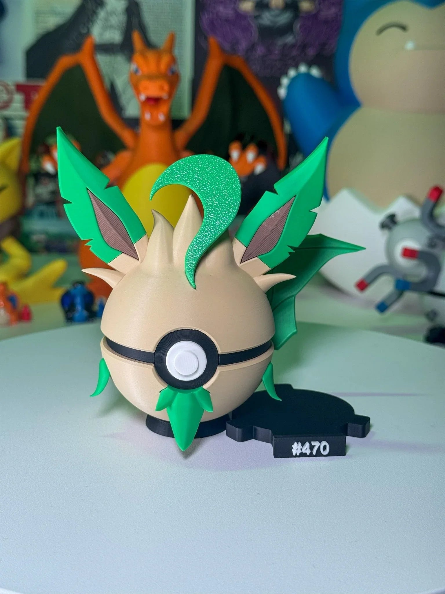Pokeball personalizzata ispirata a Leafeon, con base magnetica numerata #470 e sfondo figure Pokémon.