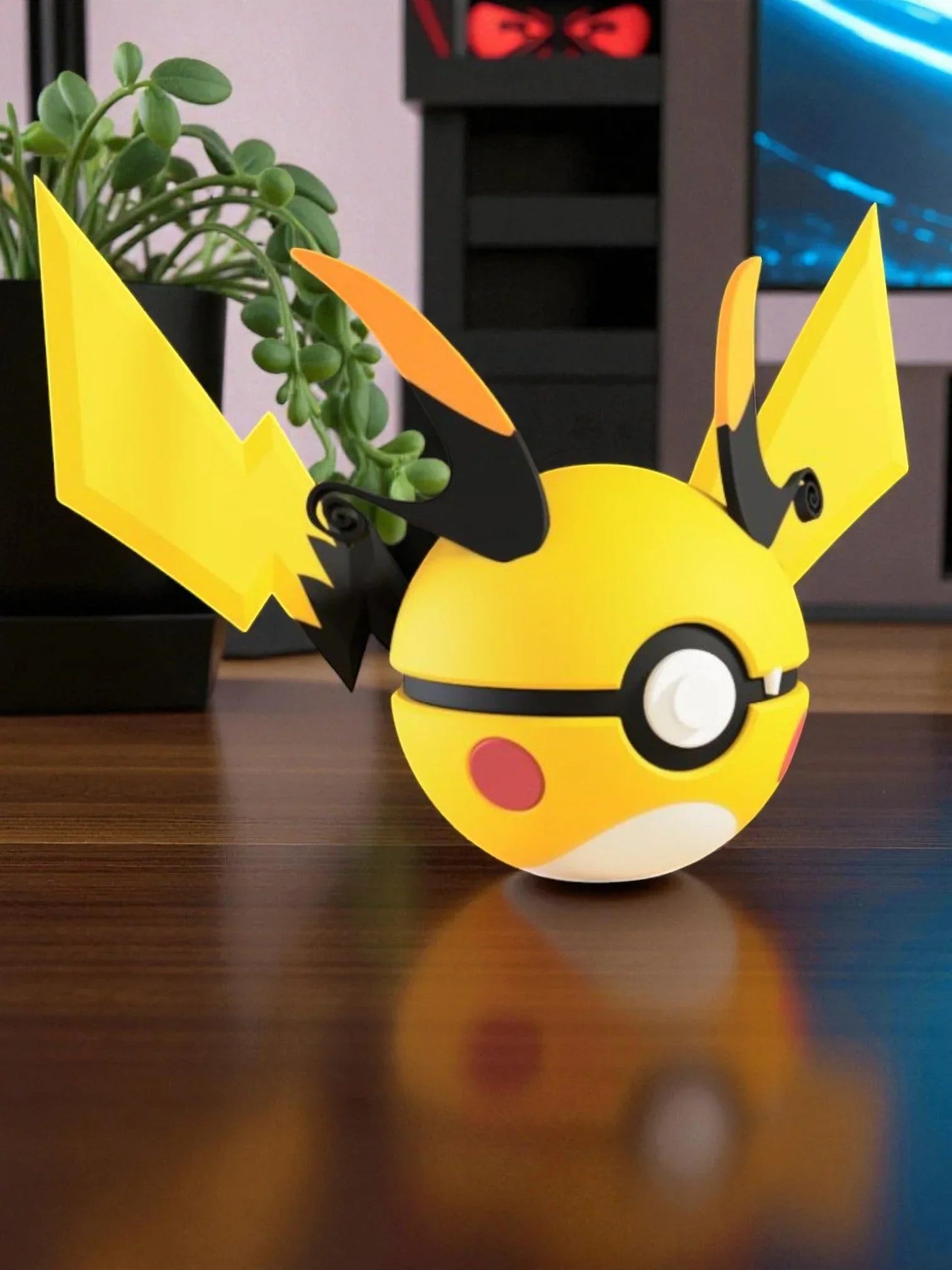 Pokeball gialla ispirata a Raichu con orecchie stilizzate su scrivania, decorazione anime