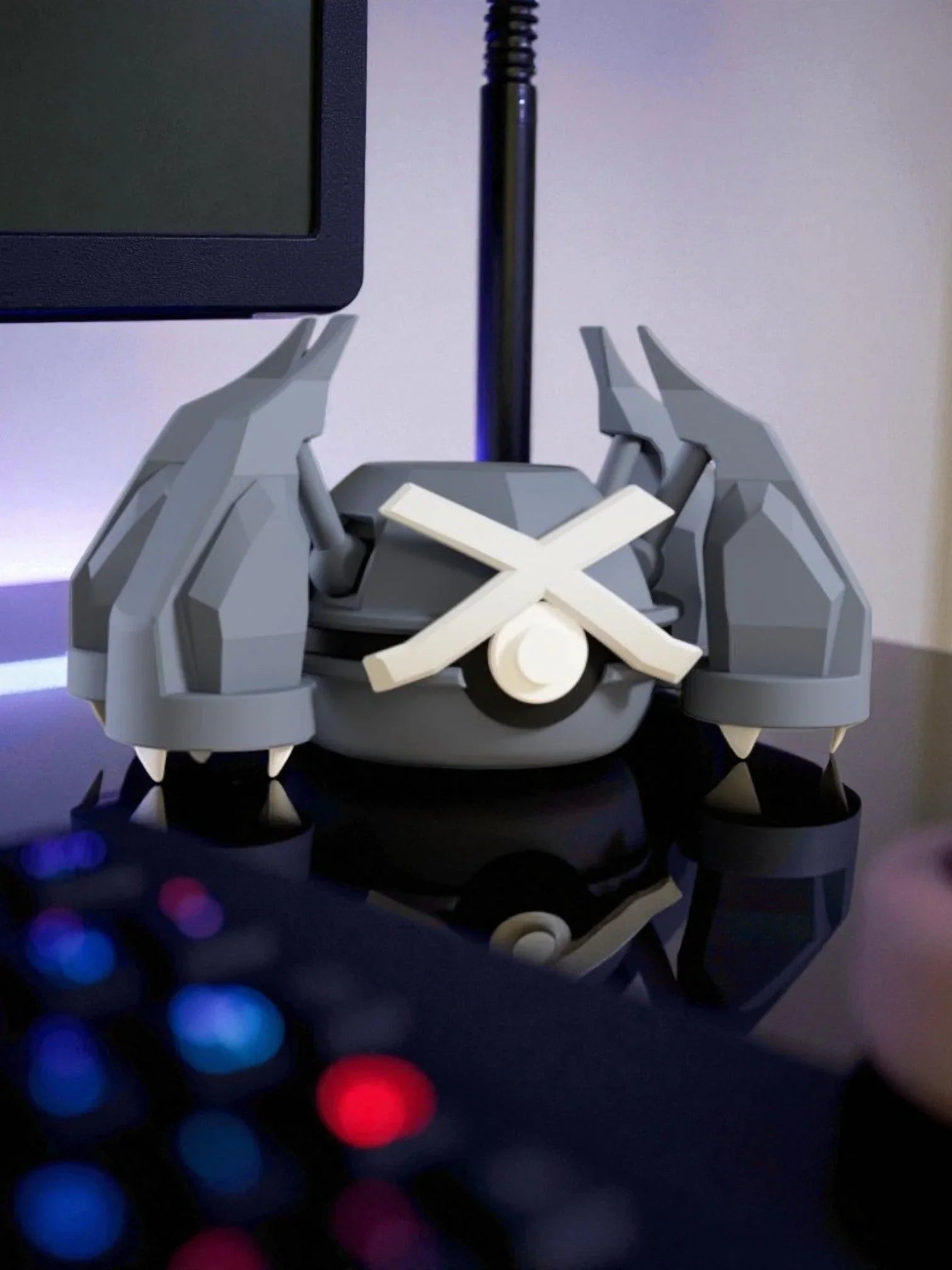 Pokéball ispirata a Metagross 376 con base magnetica, esposta su scrivania gaming