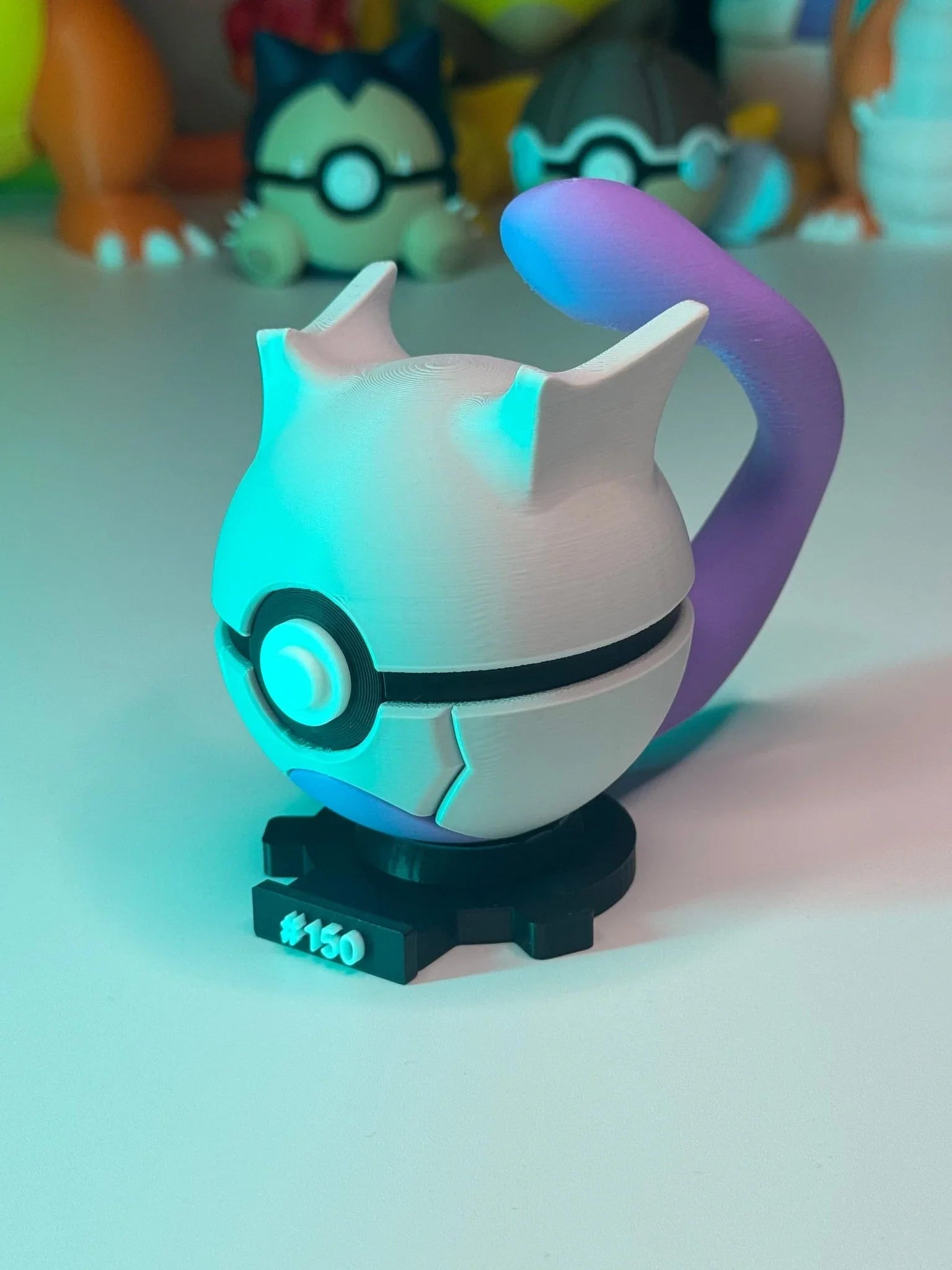 Pokeball Mewtwo edition in 3D stampata, con base magnetica numerata #150, colore bianco e viola.