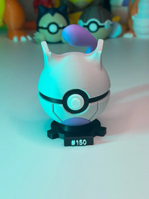 Pokeball Mewtwo edition con base magnetica nera e numero 150, sfondo figure anime.