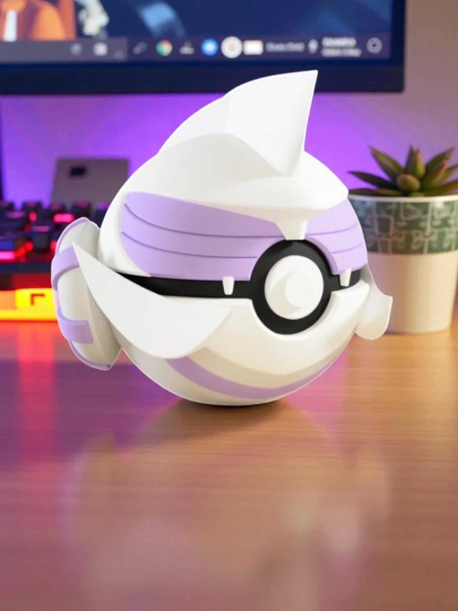 Pokeball ispirata a Palkia color bianco e lilla su scrivania, sfondo setup gaming