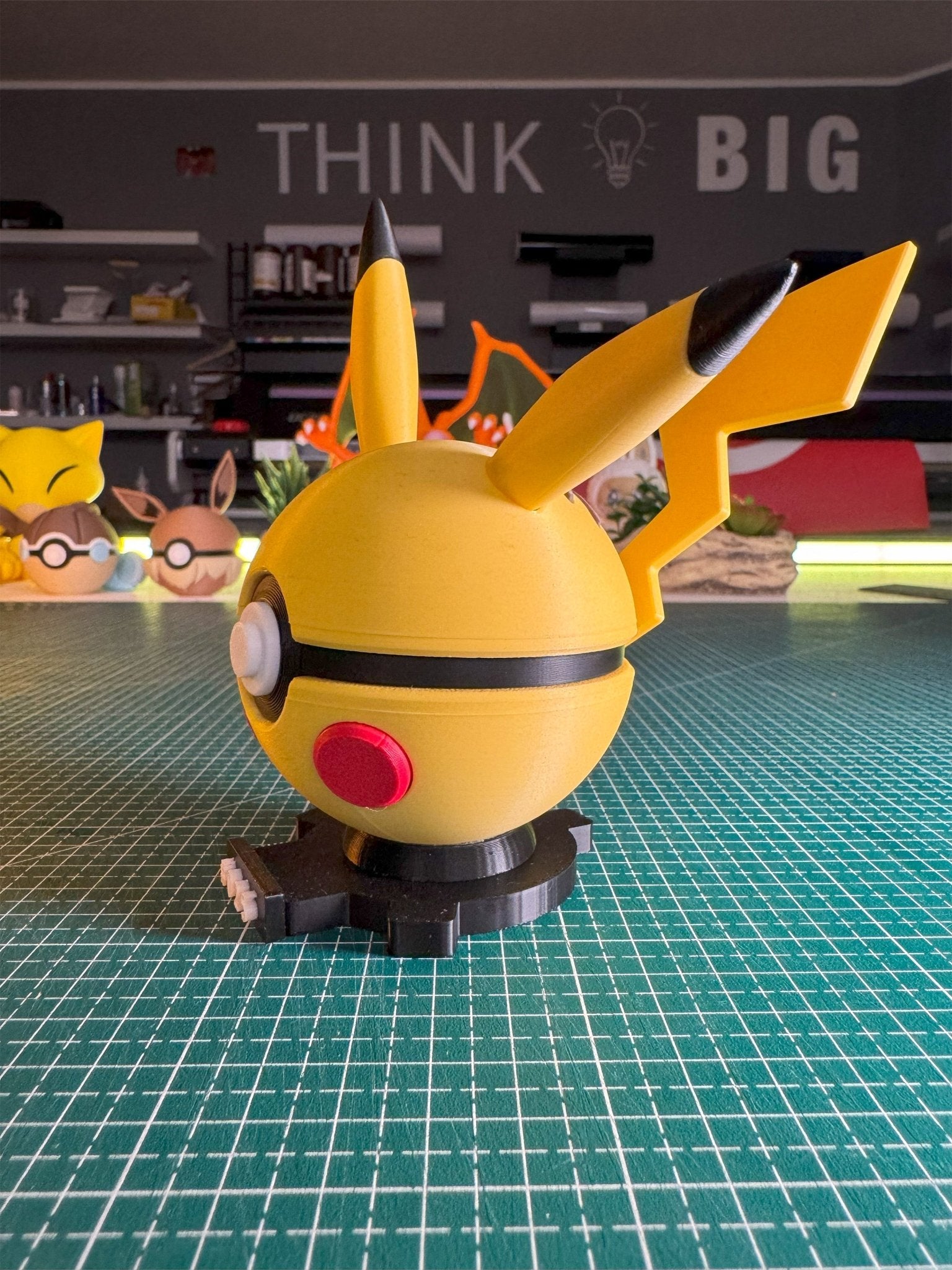 PokéBall Pikachu 025 – Con Opzione Base Magnetica Numerata - Otaku Craft