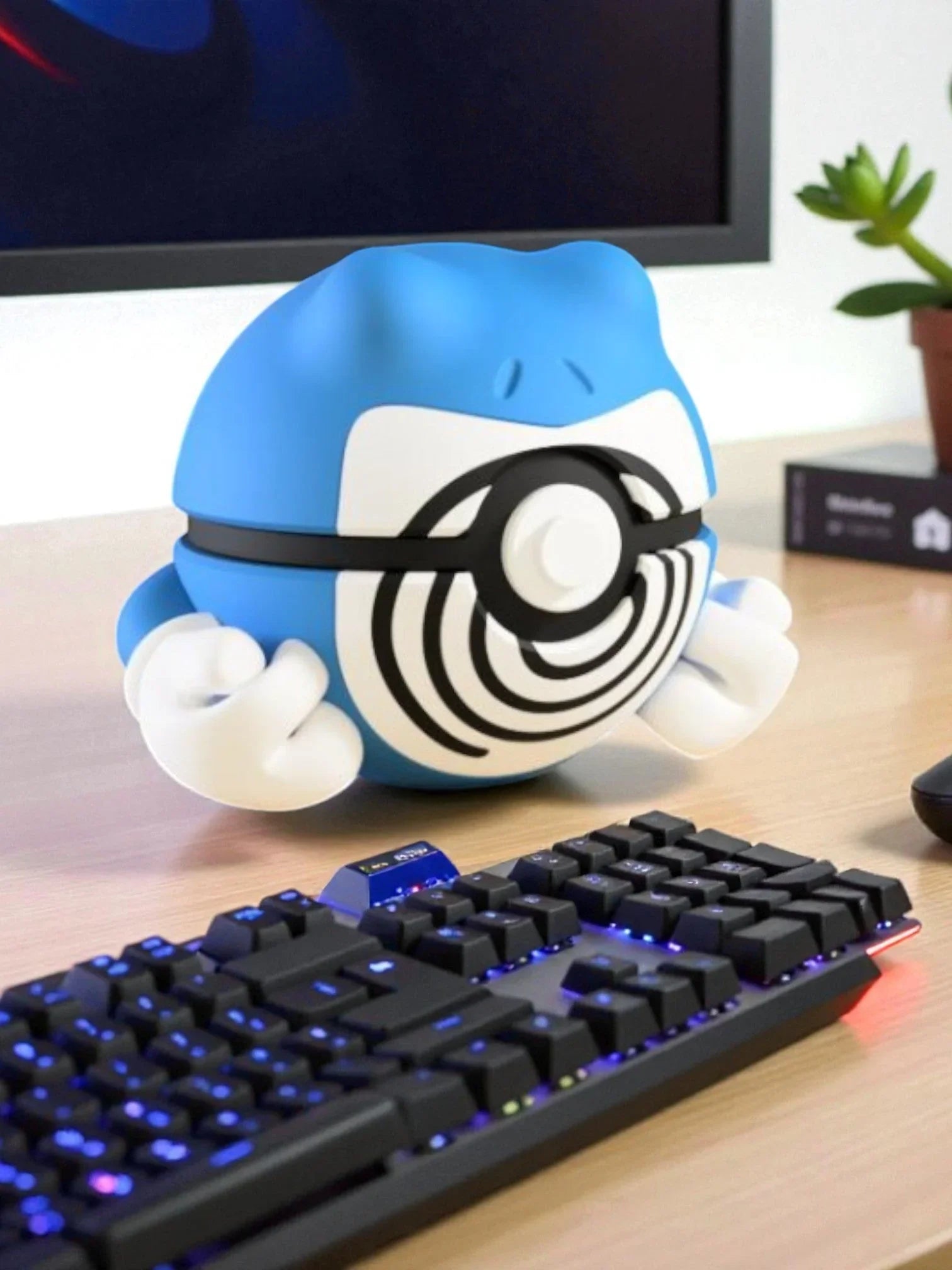 Figura Poliwrath decorativa blu su scrivania vicino a tastiera e monitor, stile anime.