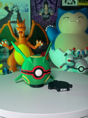 Pokeball ispirata a Rayquaza con base magnetica numerata, figure Pokémon da collezione.
