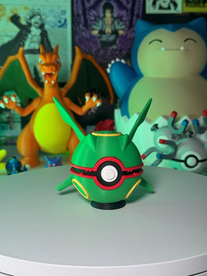 Pokeball ispirata a Rayquaza con base magnetica, su sfondo di figure Pokémon e manga