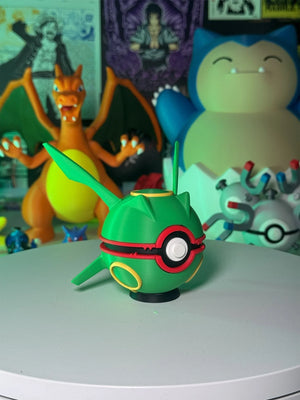 Pokéball stile Rayquaza su base magnetica, con figure di Pokémon in sfondo.