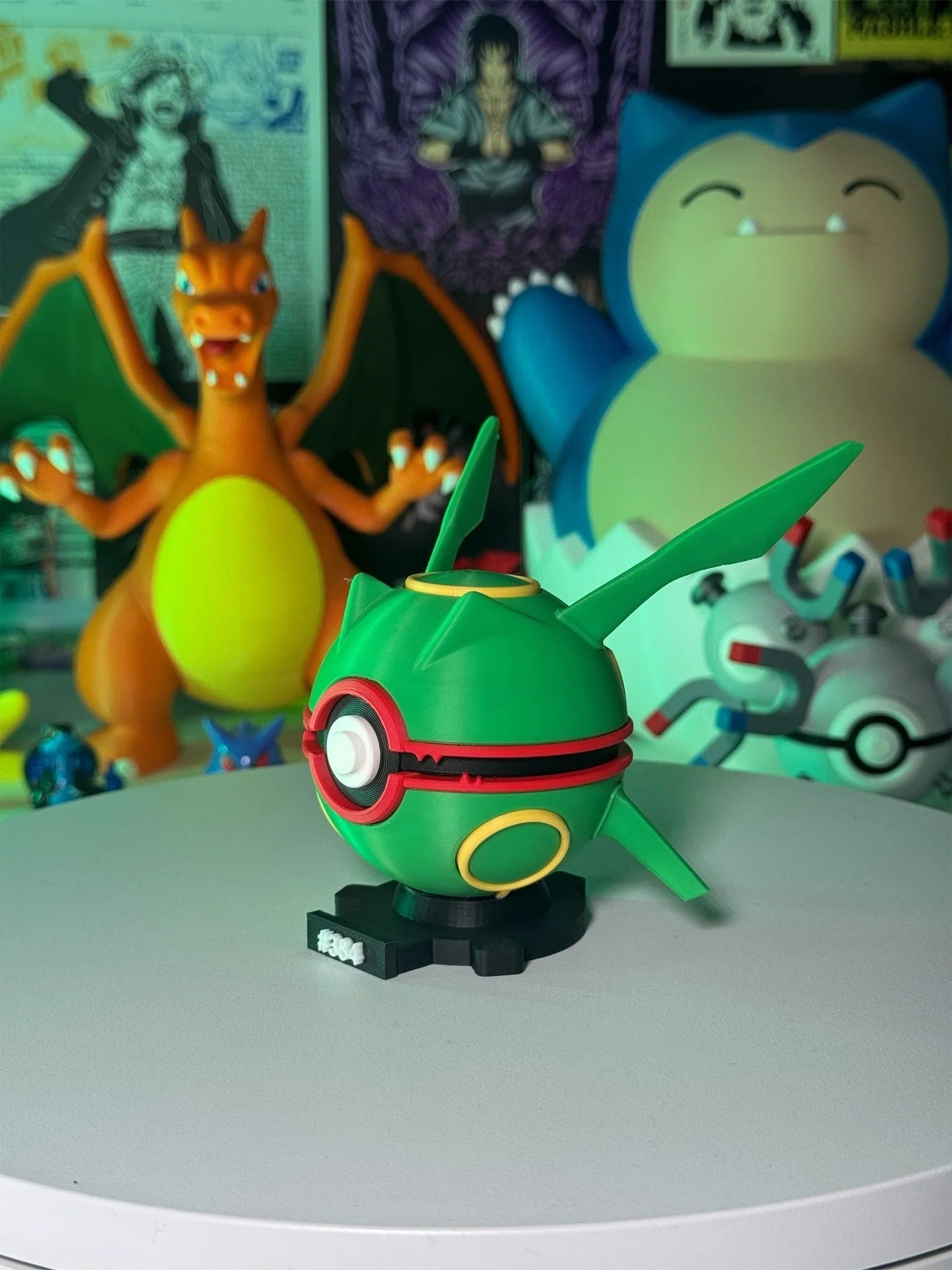 Pokeball Rayquaza verde in plastica su base magnetica, figure Pokémon sullo sfondo