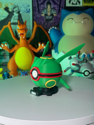 Pokeball Rayquaza verde in plastica su base magnetica, figure Pokémon sullo sfondo