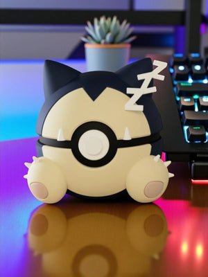Pokeball edizione Snorlax da collezione, con base magnetica, su scrivania gaming