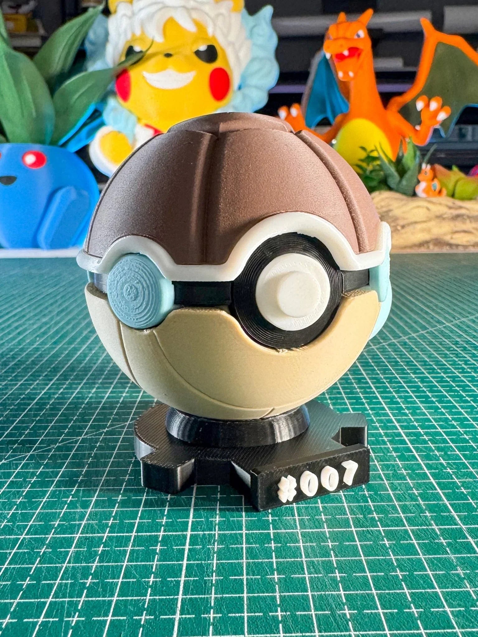 Pokéball collezionabile con base magnetica numerata #007, sfondo con personaggi Pokémon.