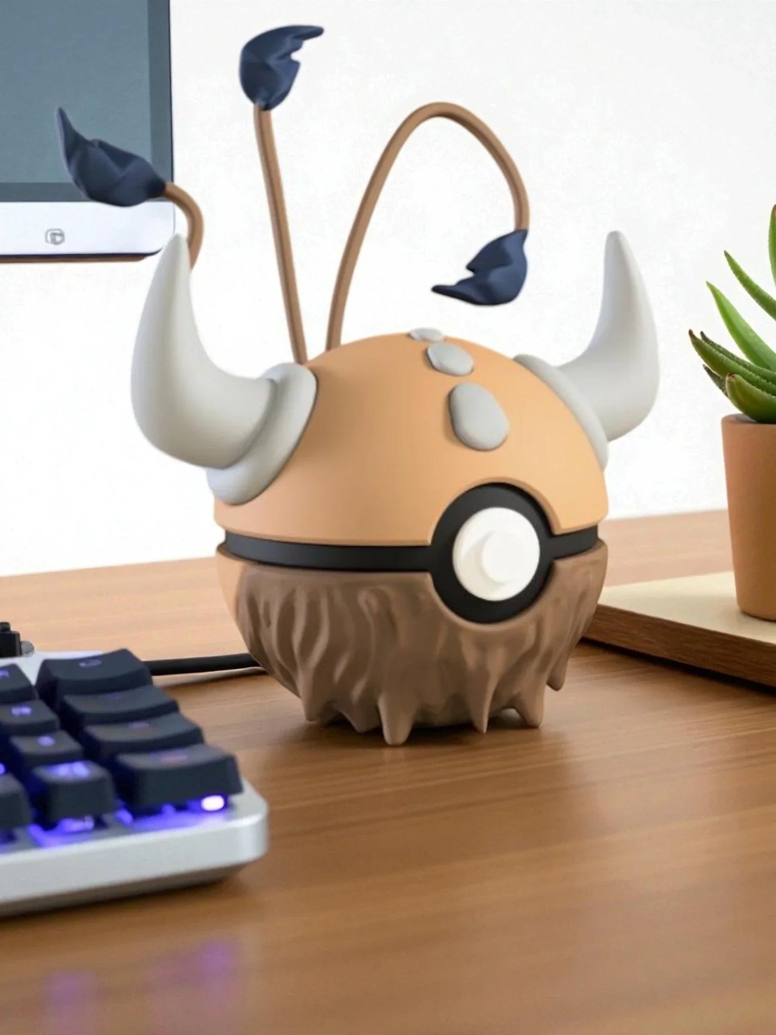 Pokeball Tauros decorativa con corna e dettagli anime su scrivania, oggetto da collezione geek.