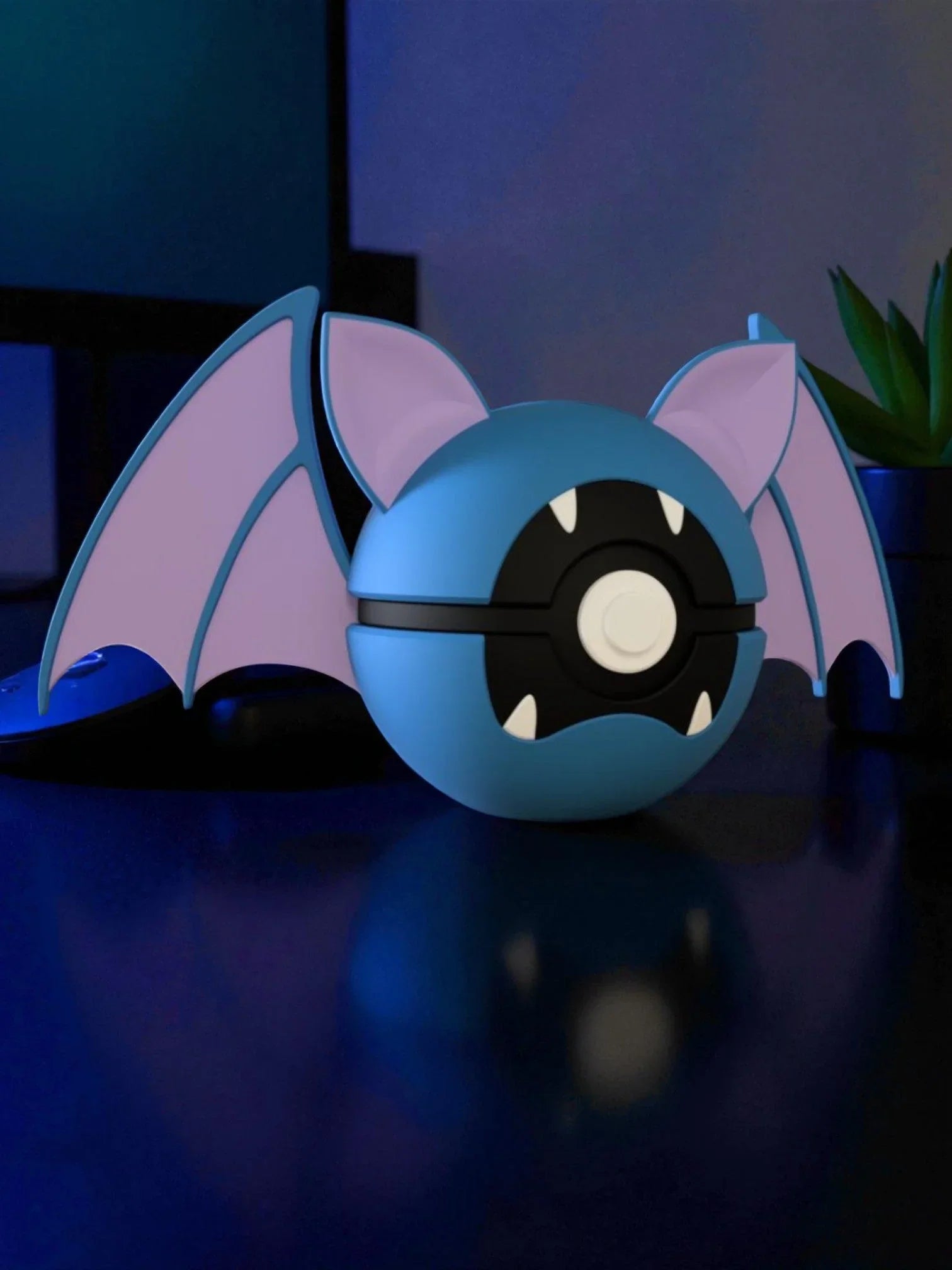 Pokeball personalizzata Zubat blu con ali viola su scrivania, gadget anime collezionabile.