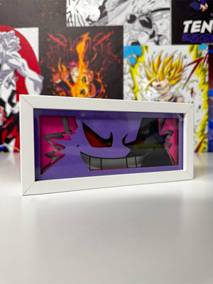 Light box decorativo Gengar Pokémon viola e rosa con cornice bianca, stile anime, su sfondo di poster manga.