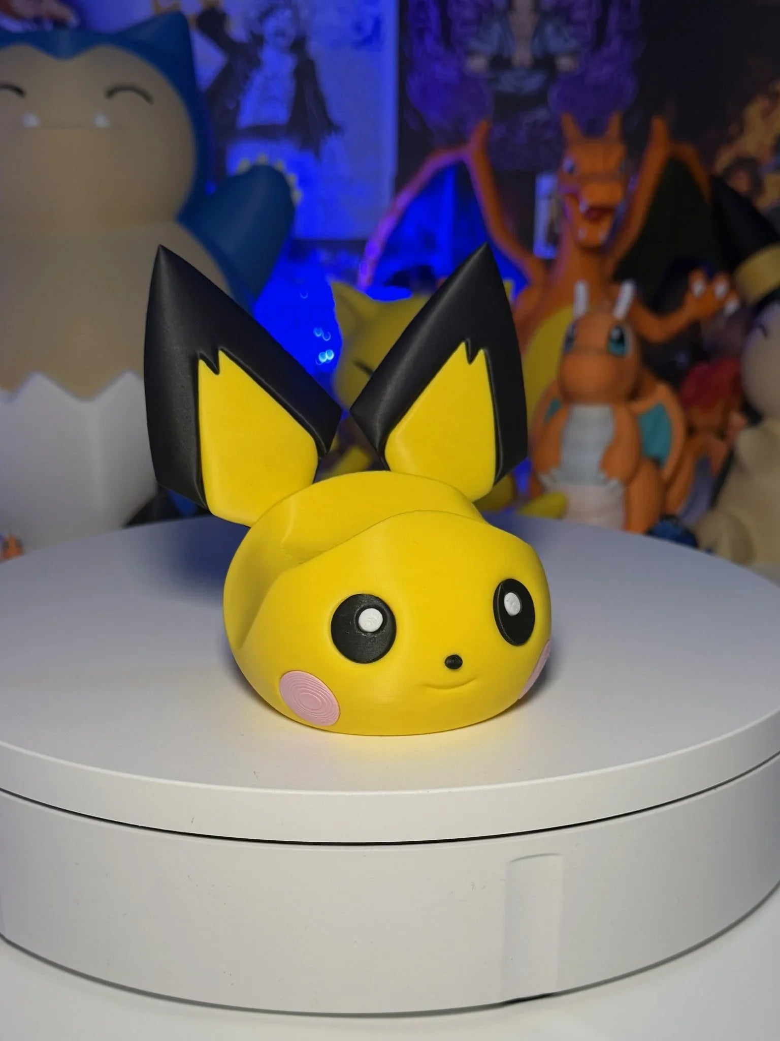 Porta controller 3D Pichu ispirato Pokémon per PS5, Xbox e Switch su sfondo con figure anime.