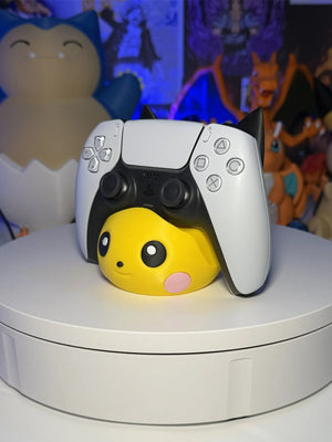 Supporto controller PS5 a tema Pichu Pokémon giallo con sfondo personaggi anime.