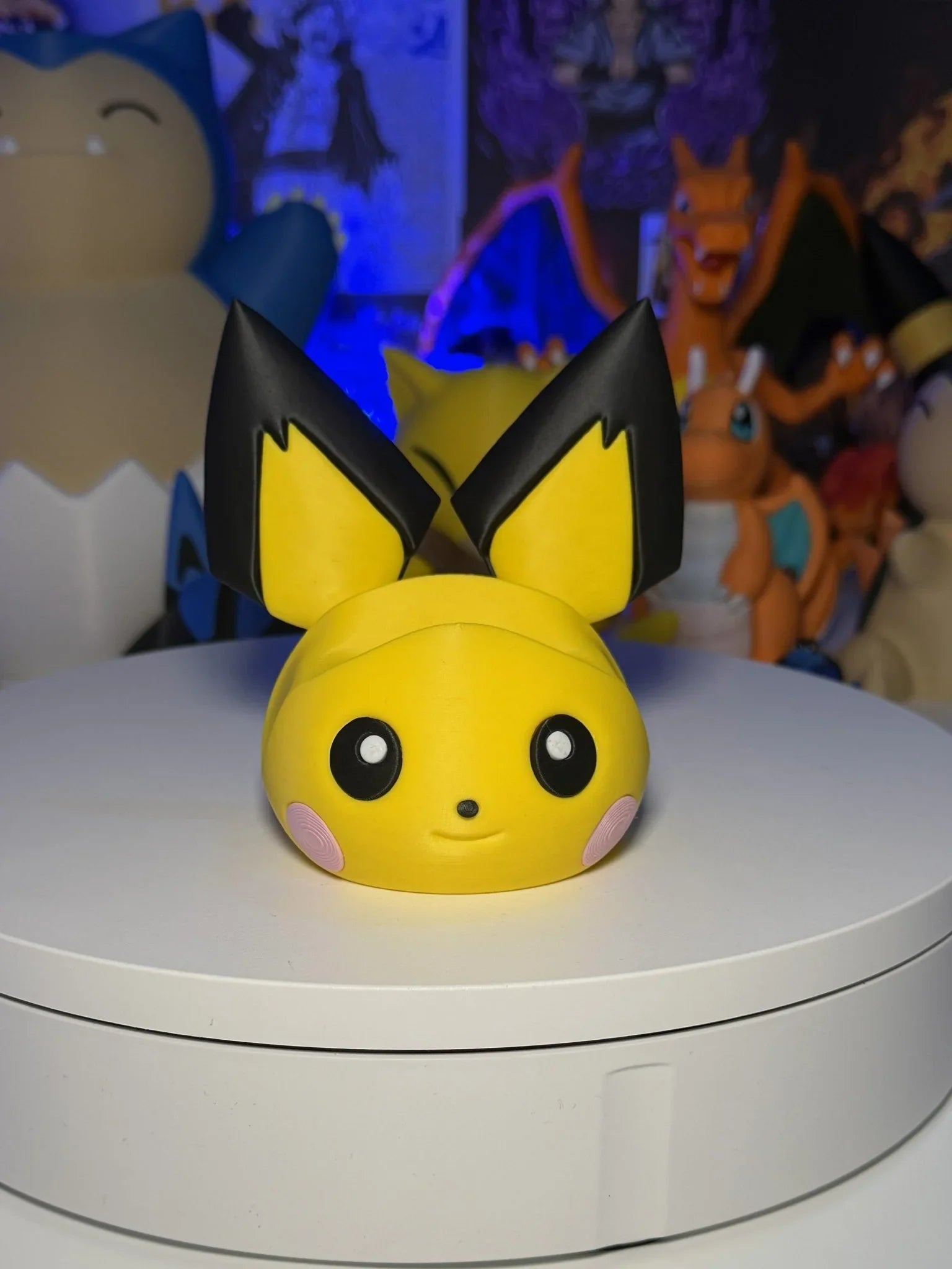 Porta controller 3D a forma di Pichu Pokémon, compatibile con PS5, Xbox e Switch, su base bianca.