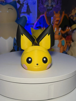 Porta controller 3D a forma di Pichu Pokémon, compatibile con PS5, Xbox e Switch, su base bianca.