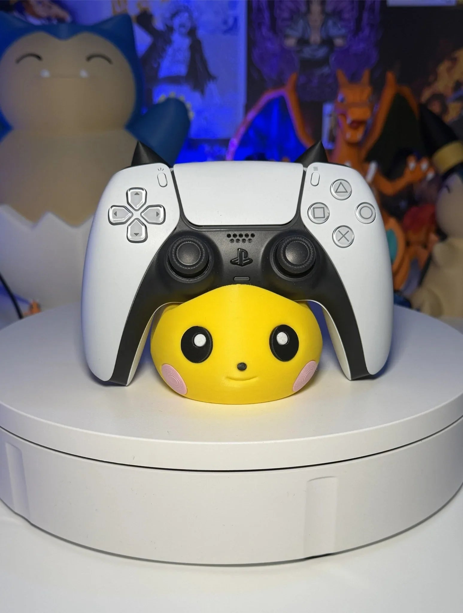 Supporto porta controller 3D Pichu Pokémon per PS5 con sfondo di figure anime.